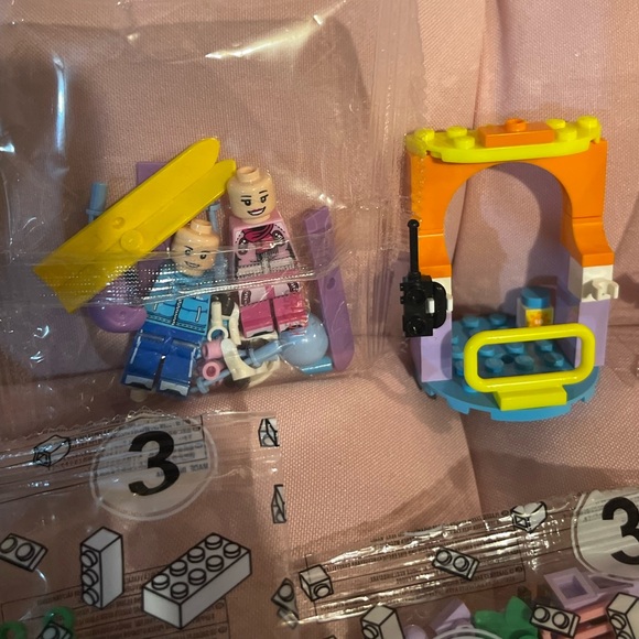 Lego Lot! Cool Ski Resort Building Set along with other legos in ziplock bag - Picture 7 of 16